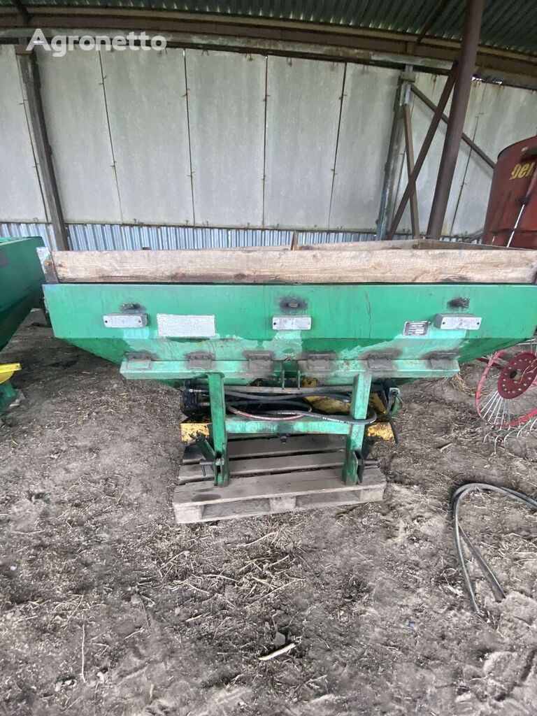MVD 1000 mounted fertilizer spreader
