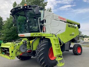 Claas LEXION 670 grain harvester