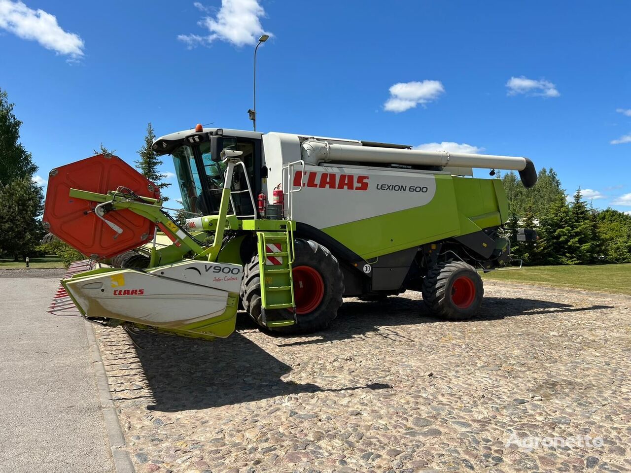 Claas Lexion 600 grain harvester