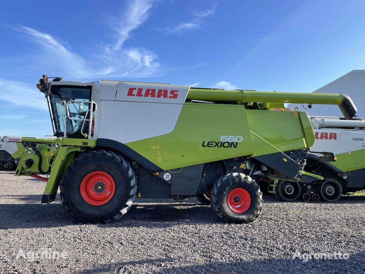 Claas Lexion 660 v Lizynh grain harvester