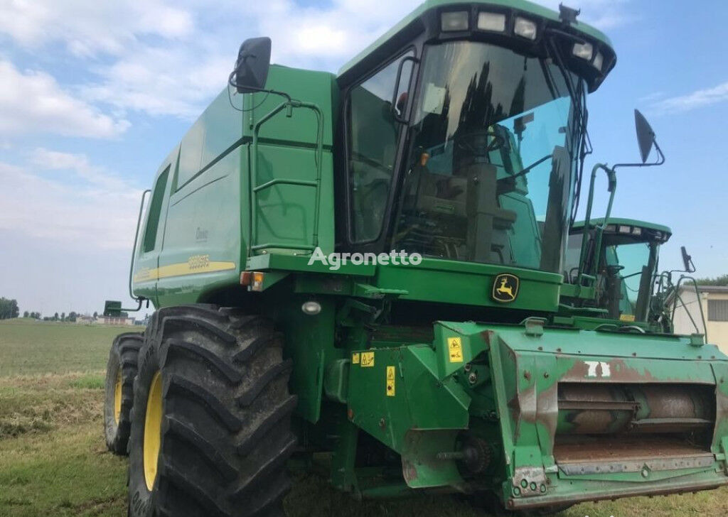 John Deere 9880 Sts grain harvester