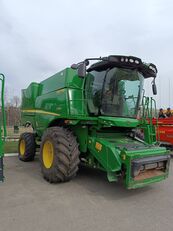 John Deere S760 grain harvester