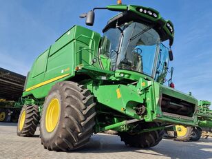 John Deere T660 grain harvester