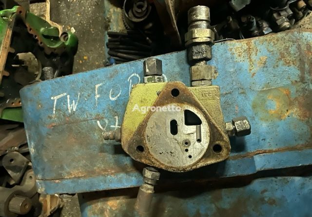 John Deere LS pneumatic valve for wheel tractor