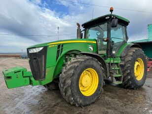 John Deere 8335R  wheel tractor