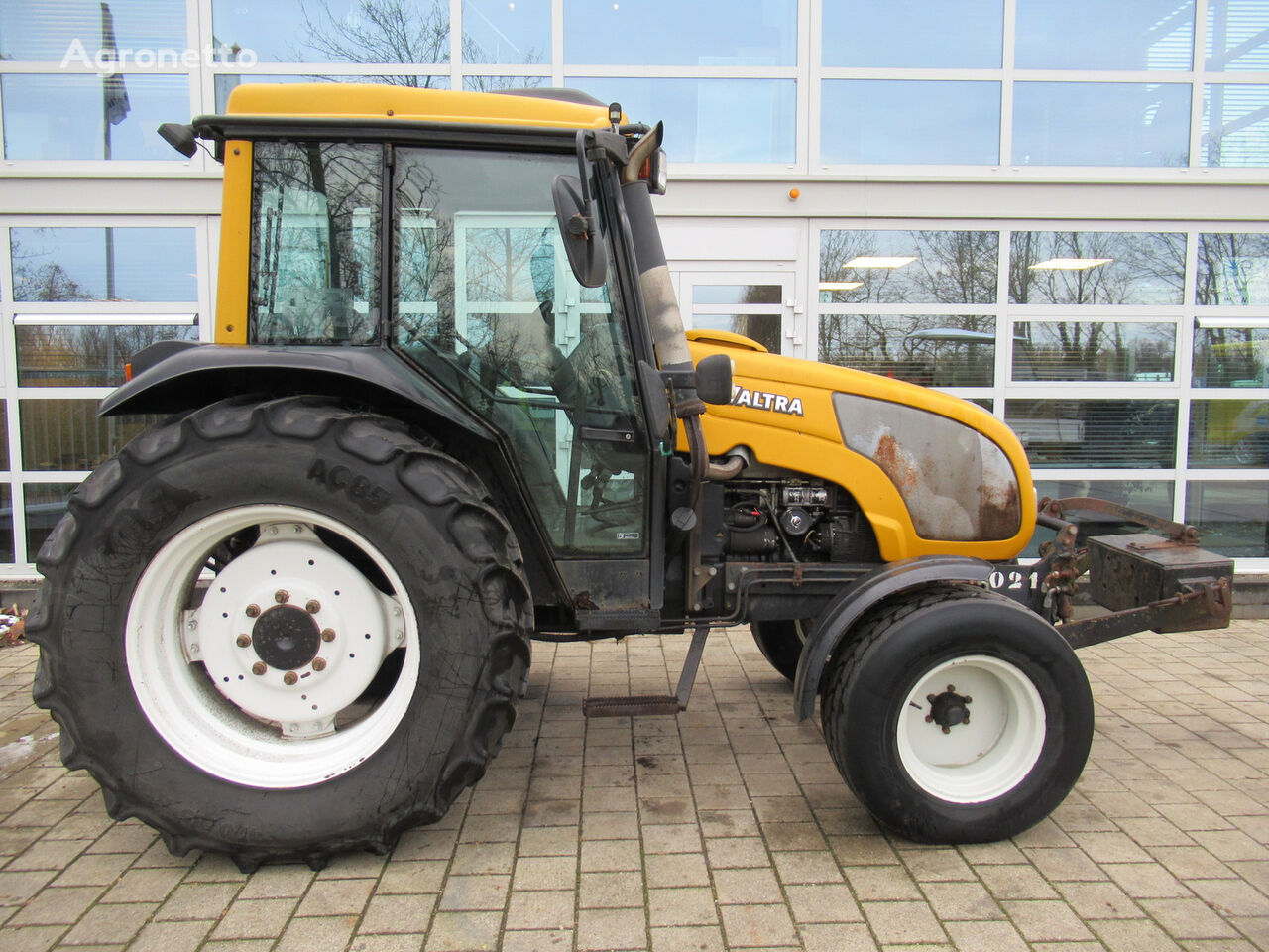 Valtra A75 4x2 + Fronthef wheel tractor